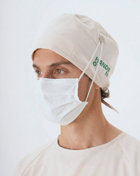 HANDS ON bej pratik düğmeli cerrahi bone erkek manken üzerinde maske dostu kullanım.