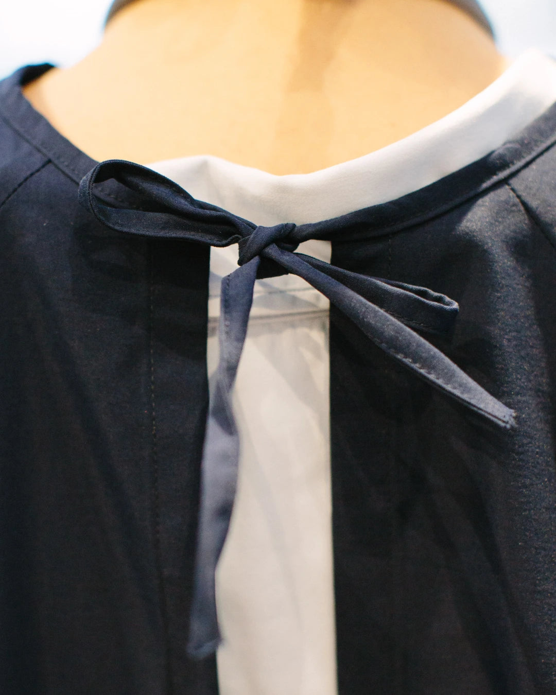 Lacivert doktor önlüğü arkadan bağlama özelliği.