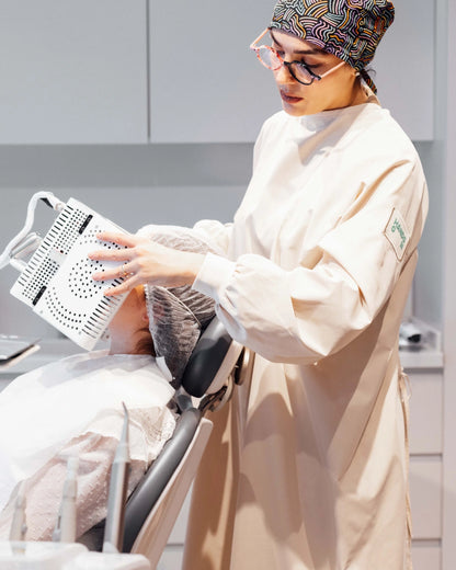 HANDS ON sürdürülebilir uniseks bej cerrahi önlük Beyza Ünal Görgün life style görünüm. 