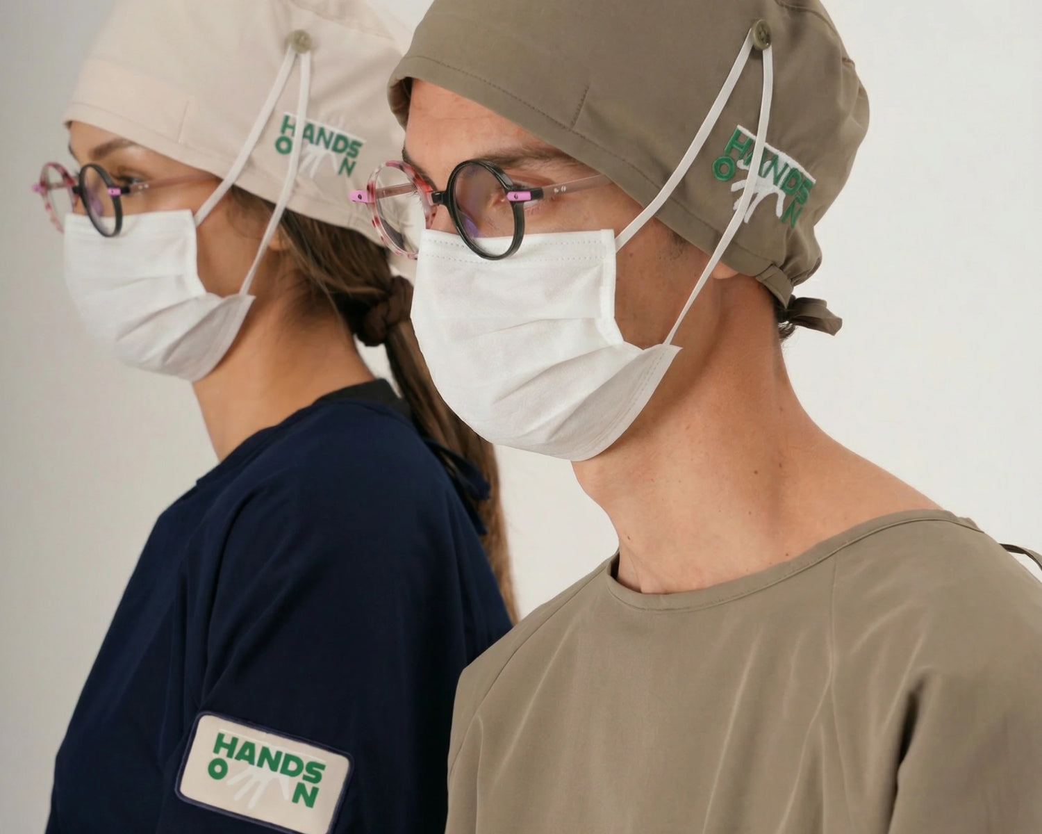 HANDS ON sürdürülebilir uniseks cerrahi önlük ve maske dostu pratik cerrahi bone ile oluşturulmuş profesyonel klinik üniforma kombinasyonu.