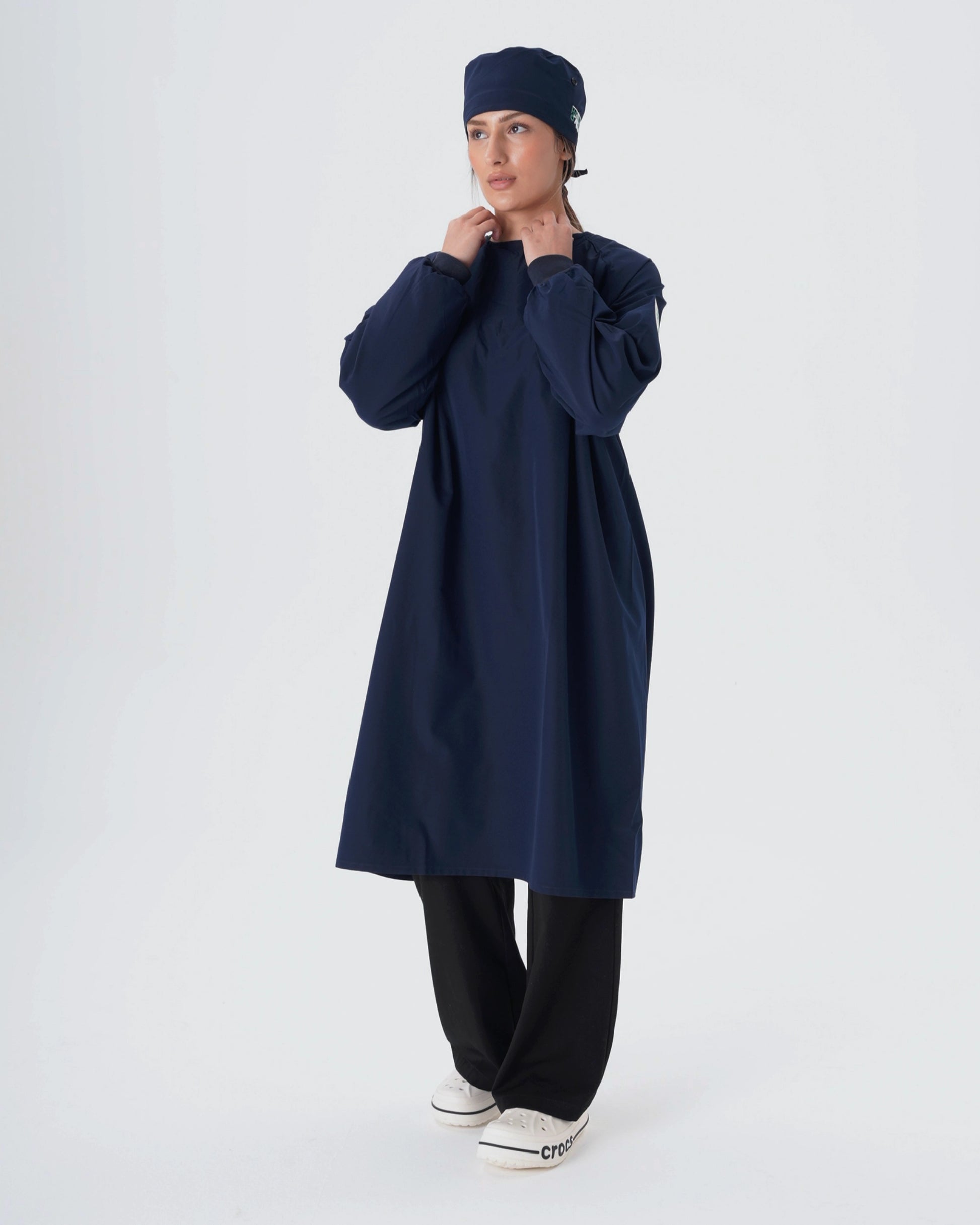 HANDS ON sürdürülebilir lacivert kadın medikal forma ve cerrahi scrub takımı ön görünüm.